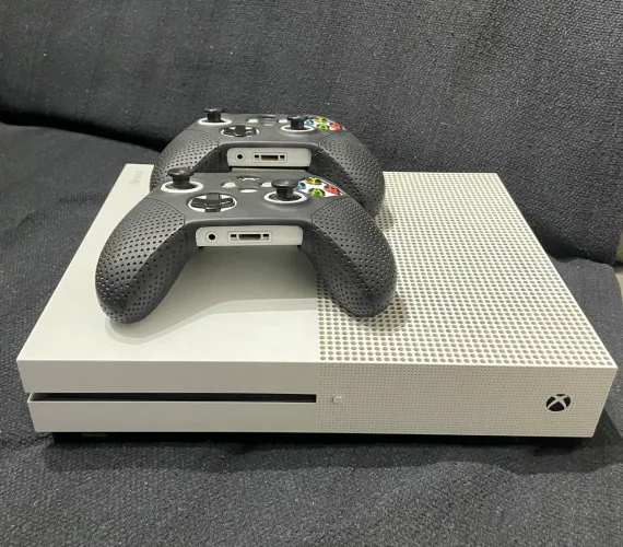 Xbox One S 1TB Branco + 2 Controles originais
