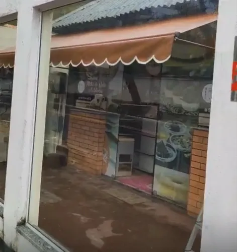 Vendo toldo novo usado uma semana apenas de enrolar na cor marrom