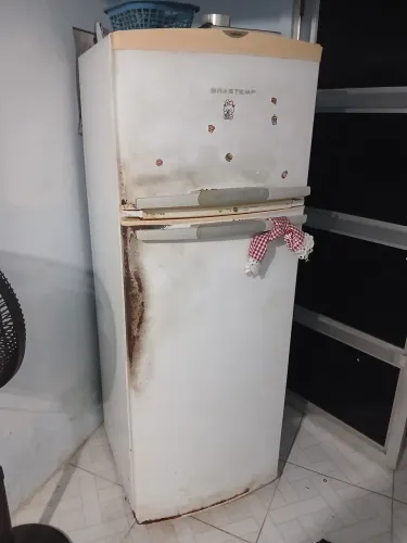 Vendo uma geladeira brastemp frost free, contato: *