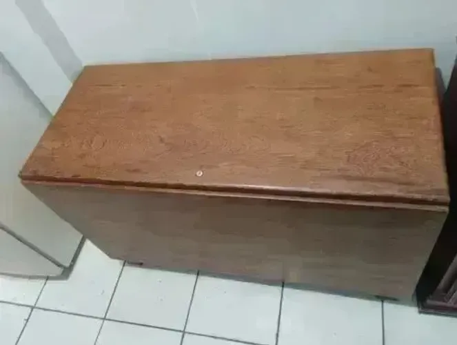 Baú Antigo de Madeira Maciça (1.13 cm comprimento 72 cm Altura 50 cm profundidade)