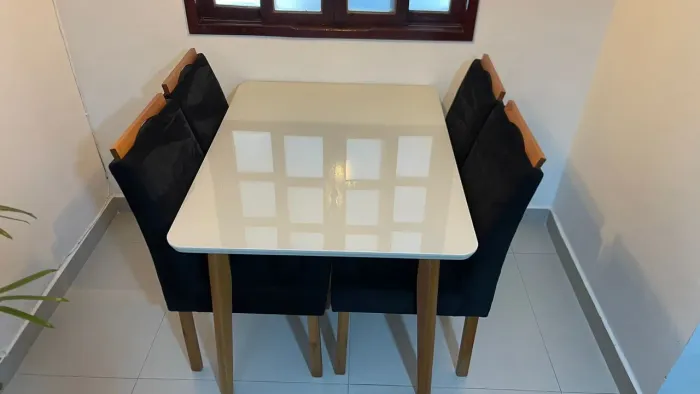 Jogo de mesa de jantar - madeira com tampo de vidro