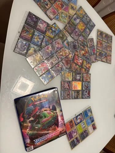 Coleção de cartas pokemón em álbum completo