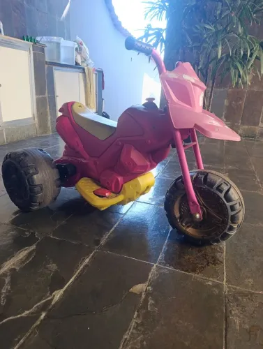 Moto elétrica infantil. 