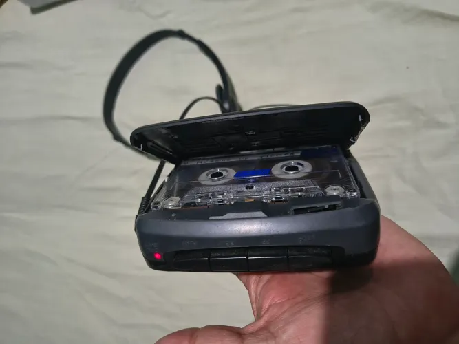 Walkman AM FM Aiwa funcionando, mais precisa de fone de ouvido
