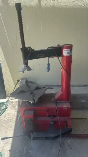 Balanceadora de pneus e desebeicadora de rodas