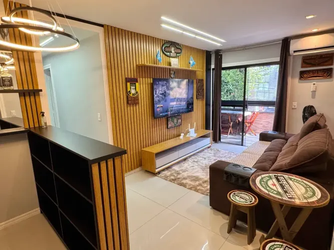 Apartamento 77 m2, 2 quartos com varanda com cortina de vidro e dependência completa. Gleb