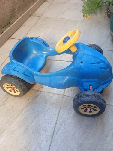 Carrinho infantil com pedal