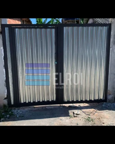 Portão de Garagem Chapa Galvanizada Instalado