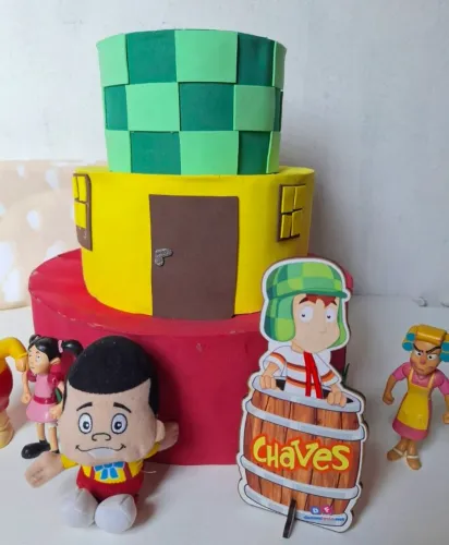 Decoração de festa chaves com pelúcia e personagens em brinquedo
