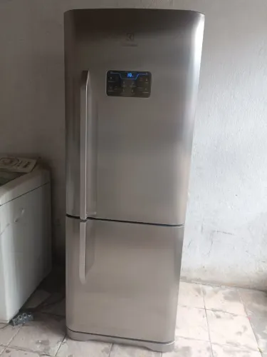 Vendo Geladeira inverse da Eletrolux de inox Frost Free com digital