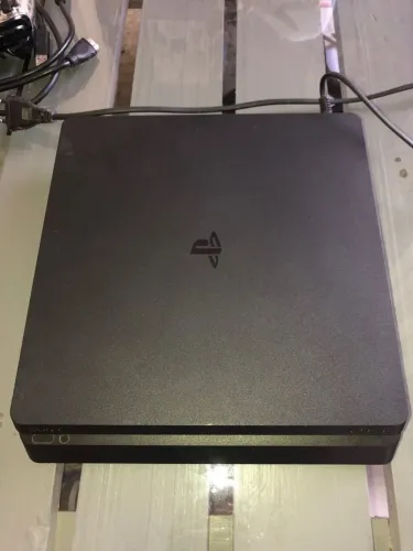 PS4 Slim + 2 controles + Jogos