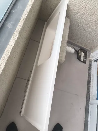 Pia de mármore sintético branco com torneira