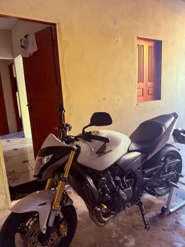Vendo uma hornet bem conservada 