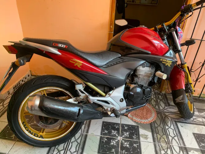 CB 300 bem conservada. 