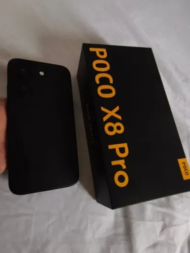 Vendo um celular poco x8 pro todo original com pouco tempo de uso só três meses com caixa