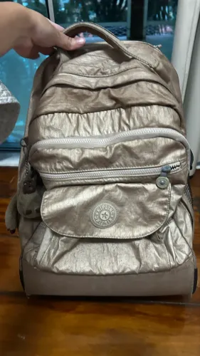 mochila kipling dourada