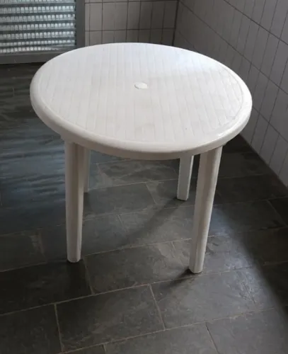 Mesa de plástico com banquetas