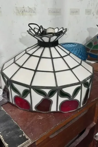 Luminárias de teto são duas