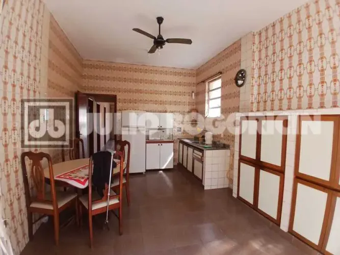 maravilhosa casa com anexo e 2 vagas.