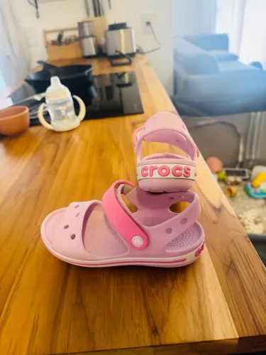 Crocs sandália rosa