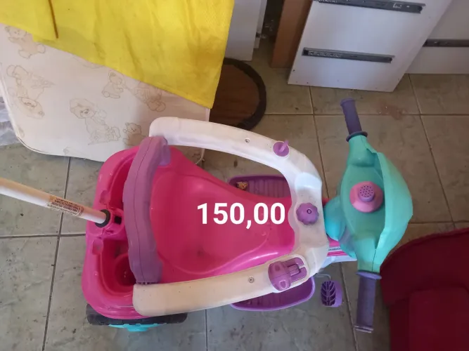 Triciclo de crianças-menina