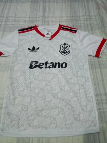 Camisa branca flamengo CRF com patrocínio.