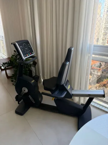Bicicleta ergométrica reclinada da Technogym