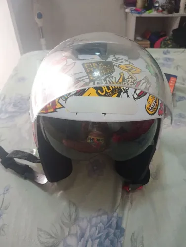 Capacete com óculos interno aberto