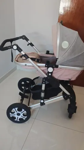 Carrinho de bebê, importado. 