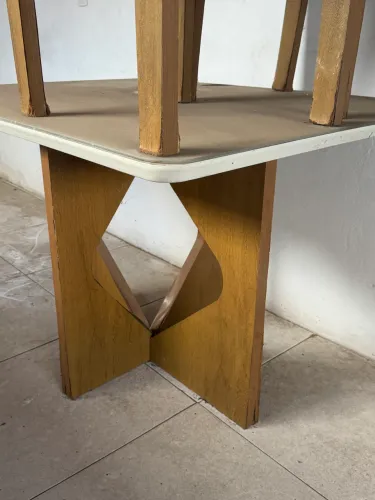 Mesa de jantar com 4 lugares, sem cadeiras.