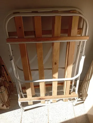 Cama dobrável acompanha o colchão