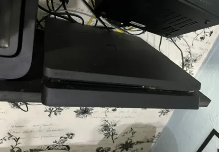 PS4 SEMINOVO 500G, ACOMPANHADO DE DOIS CONTROLES ORIGINAIS E 6 JOGOS TB ORIGINAIS