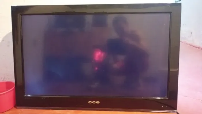 TV 32" COM DEFEITO: TELA PRETA, LIGA E ACENDE MAS NÃO DÁ IMAGEM