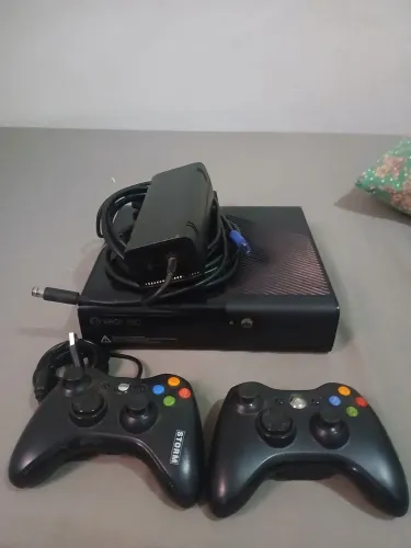 Xbox 360 completo 2 controles