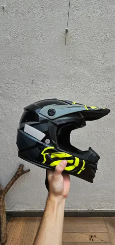 Capacete ASW cinza e amarelo/verde T 56