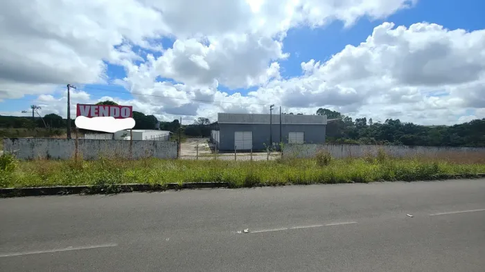 VENDO ÁREA DE 10.000M² COM GALPÕES NA BR-101 - VIZINHA AO COND. HARAS RESIDENCE