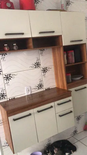 Vendo armário de parede com marcas de uso
