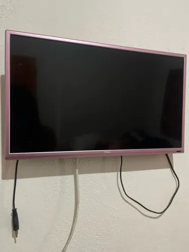 TV Philco 24 polegadas, tela LED e moldura rosa.