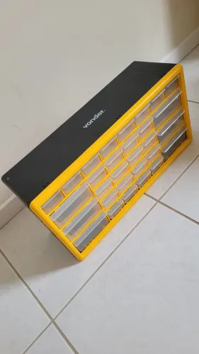 Organizador plástico Vonder 30 gavetas transparentes. Cor preto/amarelo da caixa.