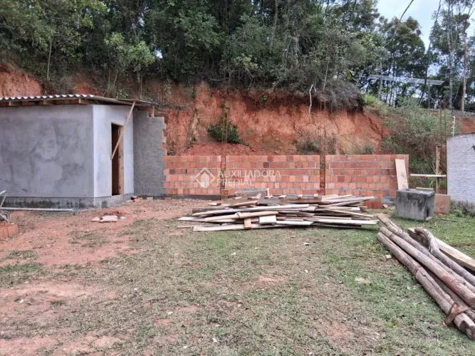 Terreno com edícula e infraestrutura completa à venda