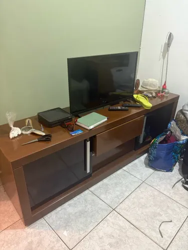 rack com porta de correr e duas gavetas 