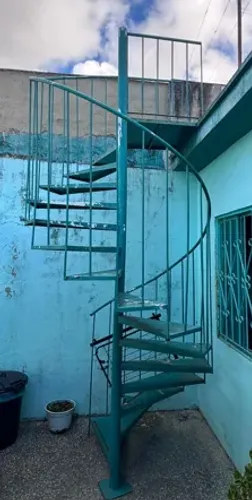 Escada em ferro - ótimo estado