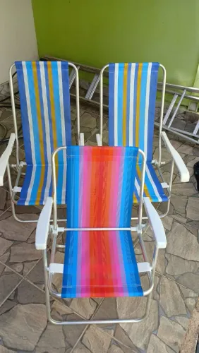 Vendo jogo de mesa com 4 banquinhos ,1 guarda sol ,3 cadeira de praia !!tudo semi novo,!