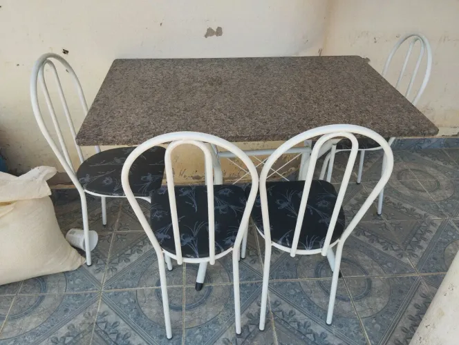 Mesa de jantar 4 Cadeiras