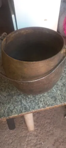 Vendo um caldeirão de ferro antigo 12 litros relíquia valor 150 reais