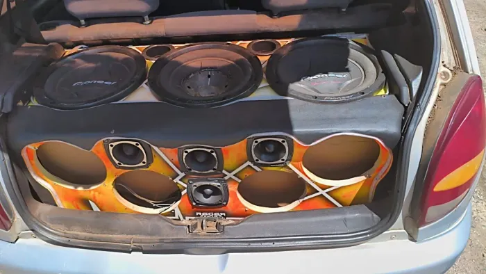 Vendo, 3 cara pretas 307 com caixote acústico em MDF e mais Twitters.