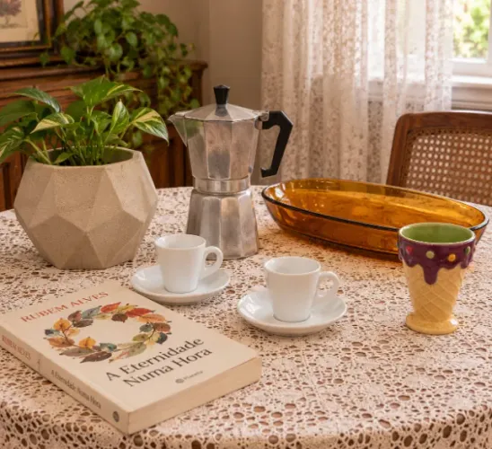 Kit com itens de cozinha, carrinhos, livros e outros