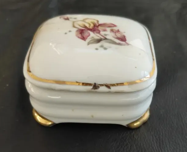 Antiga caixinha porta-joias de porcelana, estilo Limoges com pintura floral delicada e det