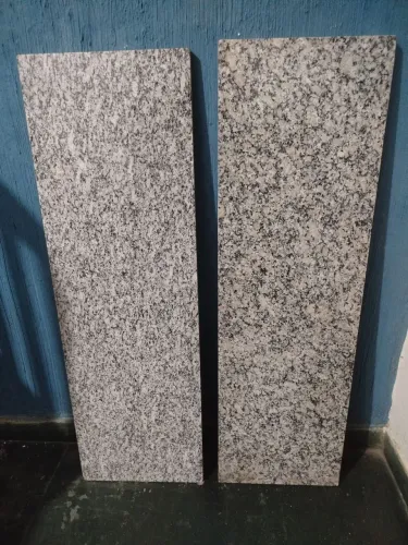 Duas pedras de granito cinza