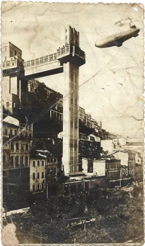 Foto antiga do Elevador Lacerda e Dirigível da US Navy .